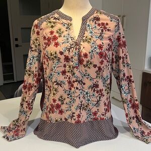 🇩🇰 Cream long-sleeved floral print blouse with tapestry-style panels.